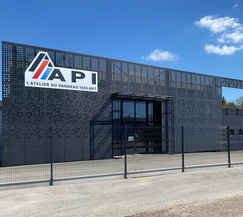 Facade de l'atelier de la société API à Grosbreuil, en Vendée